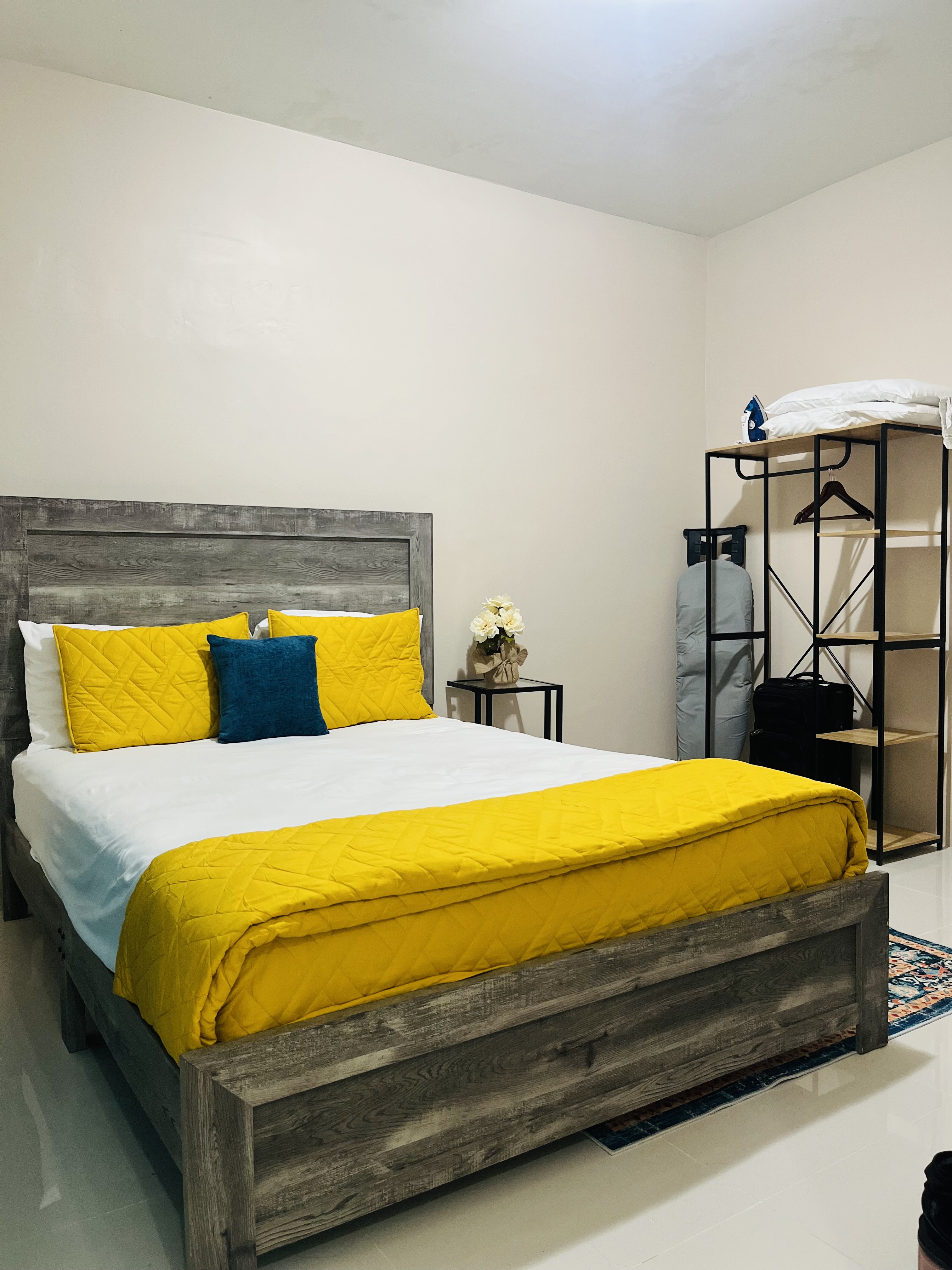 1 Bedroom/ 1.5 Bathroom centrally located- Fully Furnished- Modern/ Short-Term & Ling-Term Rental - photo 1 of 7